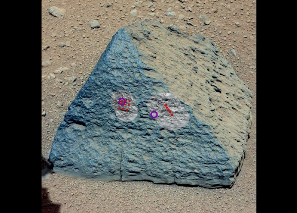 Hornina ve tvaru jehlanu byla objevena vozítkem Curiosity. Hornina ve tvaru jehlanu byla objevena vozítkem Curiosity.