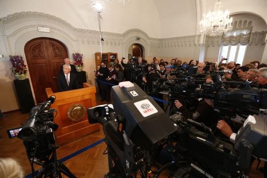 Norský předseda Nobelova výboru Thorbjoern Jagland oznamuje letošního nositele prestižní ceny.