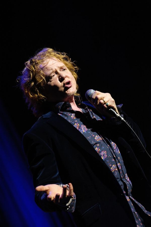 Zpěvák ze Simply Red Mick Hucknall představí na jaře v Praze své sólové album American Soul.