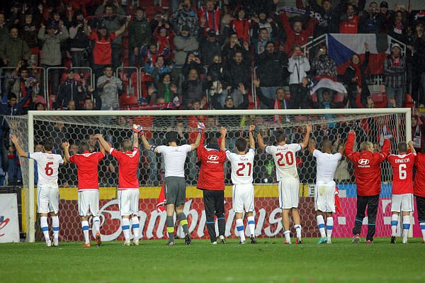 Čeští fotbalisté si užívají děkovačku s plzeňským publikem po výhře nad Maltou.
