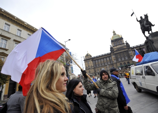 Nespokojení občané se shromáždili na Václavském náměstí. Nespokojení občané se shromáždili na Václavském náměstí.
