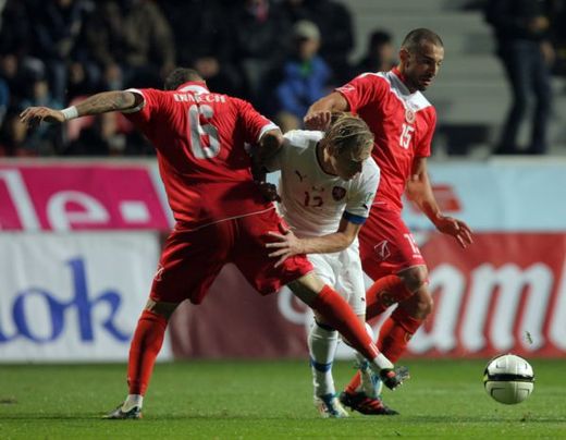 František Rajtoral (uprostřed) se probíjí maltskou defenzivou.
