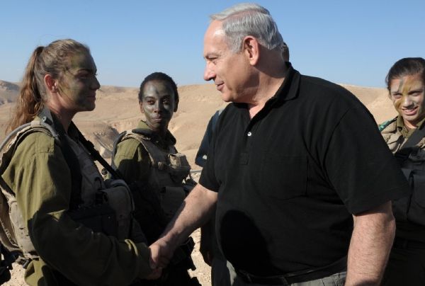 Netanjahu s příslušnicemi izraelské armády na hranici s Egyptem. Netanjahu s příslušnicemi izraelské armády na hranici s Egyptem.