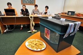 V největším volebním obvodu, Vojenském újezdu Březina, čtyřčlenná komise o jednoho převyšuje počet obyvatel. Vždy se pečou buchty ke kávě pro příchozí, často je však nemá kdo sníst.