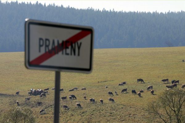 Počet obcí, které hospodaří rizikově, v posledních letech trvale roste. Na snímku vesnice Prameny, nejzadluženější obec v ČR.