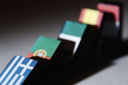 Nedomyšlené akce euro. Ekonomiky se skládají jedna za druhou.