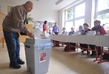 Jeden z prvních voličů v Holešově na Kroměřížsku.