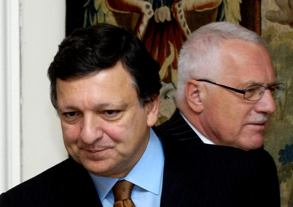 Václav Klaus a předseda Evropské komise José Barroso (vlevo) na tiskové konferenci 18. listopadu 2005 na Pražském hradě.