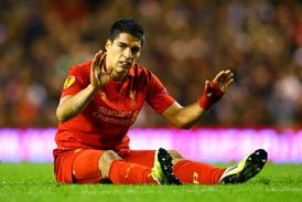Luis Suárez na trávníku.
