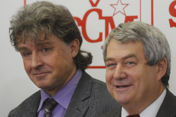 Předseda KSČM Vojtěch Filip (vpravo) a místopředseda Jiří Dolejš na tiskové konferenci ve volebním štábu strany v Praze. Předseda KSČM Vojtěch Filip (vpravo) a místopředseda Jiří Dolejš na tiskové konferenci ve volebním štábu strany v Praze.