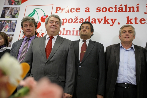 Předseda KSČM Vojtěch Filip (druhý zleva) se může spokojeně usmívat. Jeho strana si v krajských volbách polepšila o 68 křesel. Předseda KSČM Vojtěch Filip (druhý zleva) se může spokojeně usmívat. Jeho strana si v krajských volbách polepšila o 68 křesel.