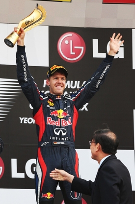 Sebastian Vettel si užívá triumf ve Velké ceně Koreje.