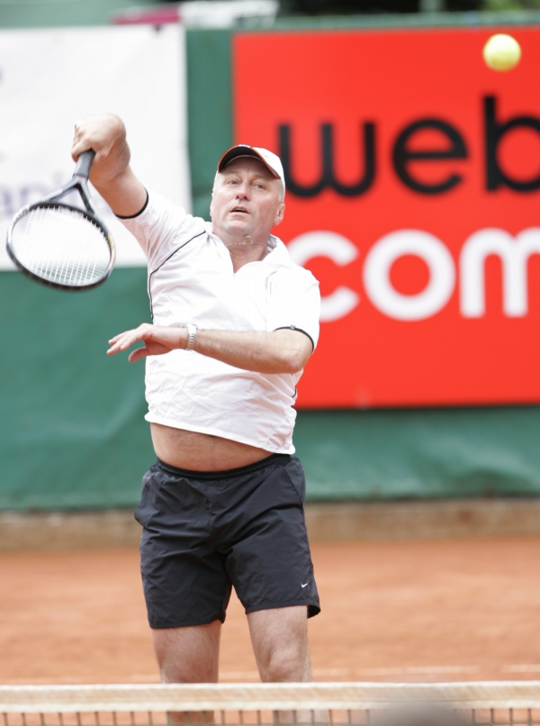 Mirek Topolánek oddávající se tenisu. Mirek Topolánek oddávající se tenisu.