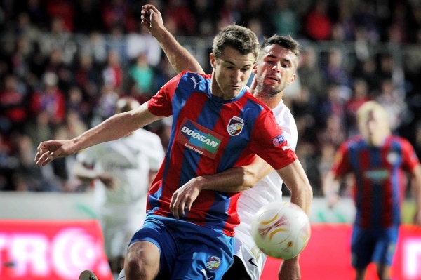 Marek Hanousek (vpředu) si dlouho fotbal nezahraje.