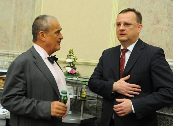 Premiér Petr Nečas (vpravo) a ministr zahraničí Karel Schwarzenberg. Premiér Petr Nečas (vpravo) a ministr zahraničí Karel Schwarzenberg.