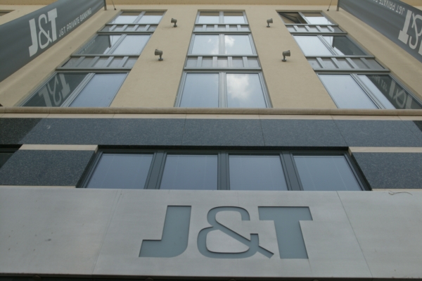 Při likvidaci J&T Bank ve Švýcarsku došlo podle skupiny J&T k pochybnému jednání. Při likvidaci J&T Bank ve Švýcarsku došlo podle skupiny J&T k pochybnému jednání.