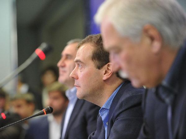 Premiér Medveděv sleduje na obrazovce průběžné výsledky hlasování. Premiér Medveděv sleduje na obrazovce průběžné výsledky hlasování.