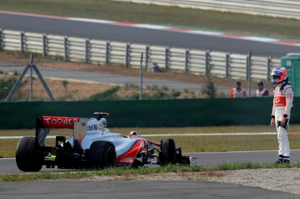 Jenson Button skončil hned ve třetí zatáčce. Jenson Button skončil hned ve třetí zatáčce.