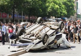 Čínské policejní auto mělo smůlu. Bylo japonské.
