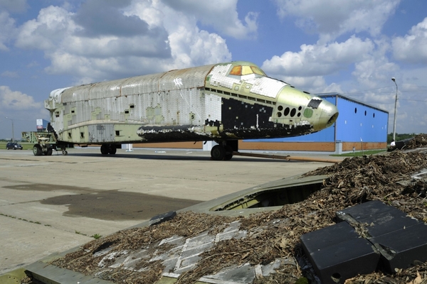 Ruský raketoplán Buran se bez piety rozpadá.