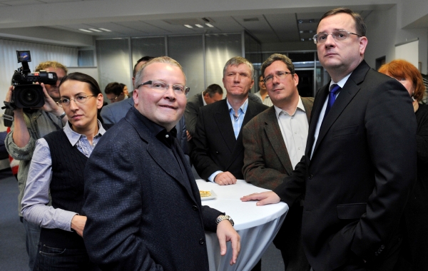 Petr Nečas (vpravo) s kolegy z ODS sleduje výsledky voleb.