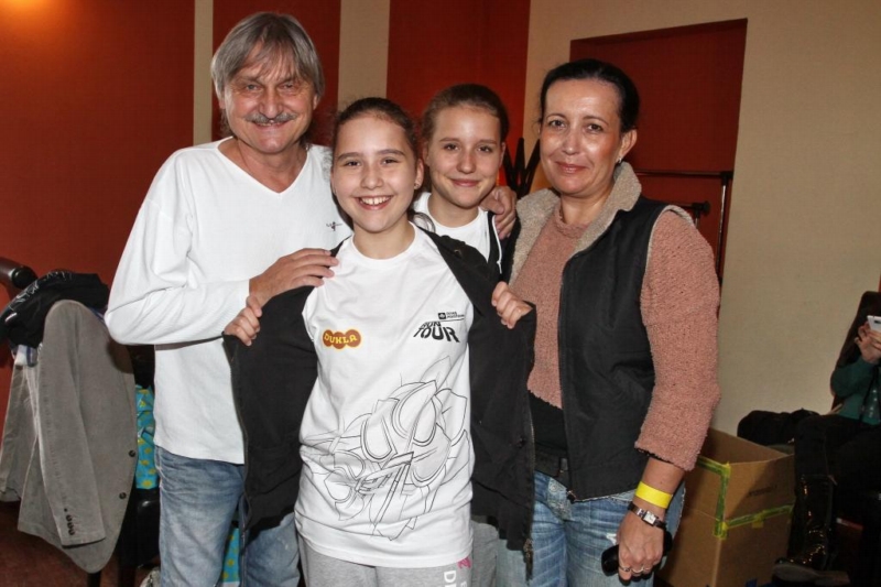 Herec Pavel Soukup se svými dcerami a manželkou.
