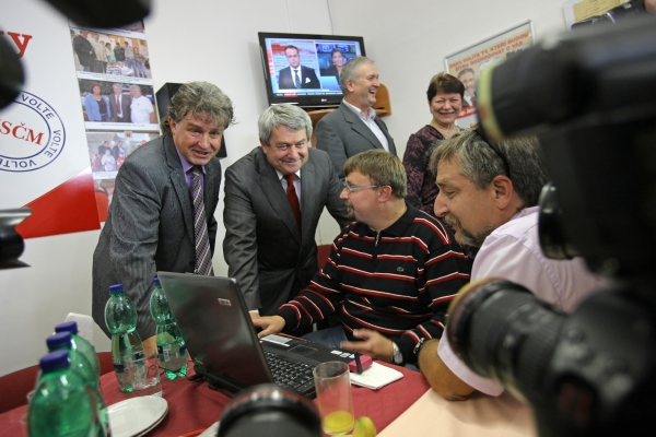 Šéf KSČM Vojtěch Filip spolu s kandidáty na senátory sleduje zveřejňování prvních výsledků.