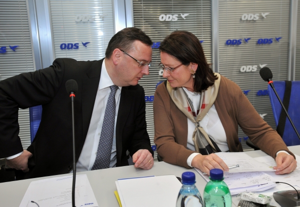 Premiér a předseda ODS Petr Nečas po boku místopředsedkyně ODS Miroslavy Němcové.