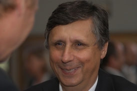 V průzkumech různých agentur se zatím jako favorit prezidentské volby jeví exkomunista Jan Fischer.