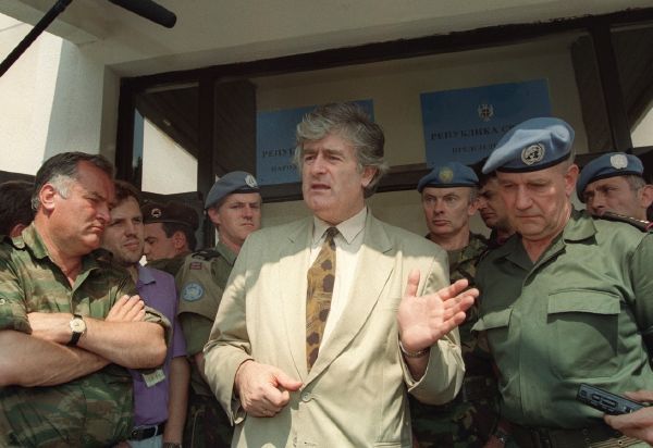 Radovan Karadžić (uprostřed) v Pale roku 1993. Po jeho pravici generál Ratko Mladič.