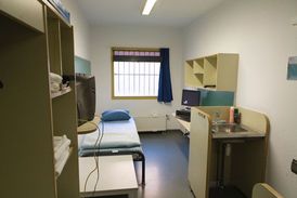 Standardní cela v Haagu má plochu 15 metrů čtverečních.