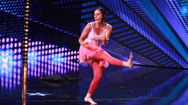Veronika Müllerová a její hra na imaginární kytaru.
