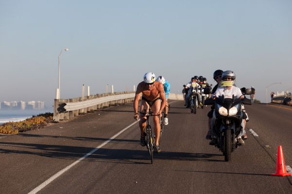 Lance Armstrong si údajně během Tour de France v roce 1999 platil jezdce na motorce, který ho při závodu zásoboval dopingovou látkou EPO. Lance Armstrong si údajně během Tour de France v roce 1999 platil jezdce na motorce, který ho při závodu zásoboval dopingovou látkou EPO.