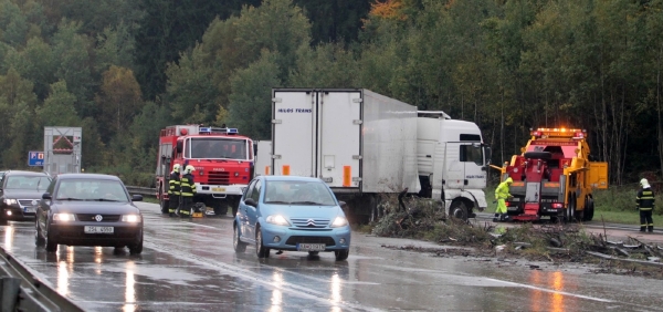 Podle prvotního zjištění policistů řidička Renaultu Mégane Scénic při průjezdu pravotočivé zatáčky zřejmě nezvládla řízení. Renault se poté v protisměru srazil s protijedoucím nákladním vozem značky Man (ilustrační foto).