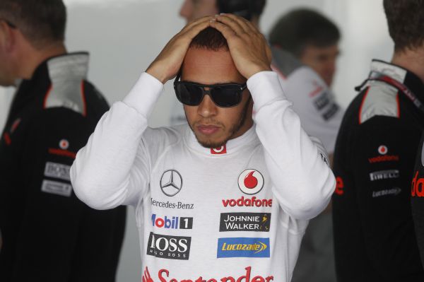 Lewis Hamilton musel být smutný.