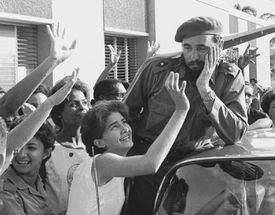 Povolují Fidel Castro a spol. dostatečně režimní šrouby? Na snímku kubánský vůdce jako miláček davu roku 1964.
