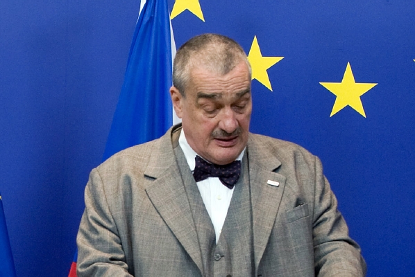 Ministr zahraničí Karel Schwarzenberg se bál větších škrtů. Ministr zahraničí Karel Schwarzenberg se bál větších škrtů.