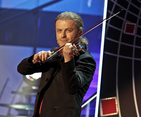 Koncert na letišti je podle Šporcla zatím nejnáročnějším projektem jeho týmu. Uvedení tak rozsáhlé show v netradičních prostorách považuje za obrovskou výzvu.