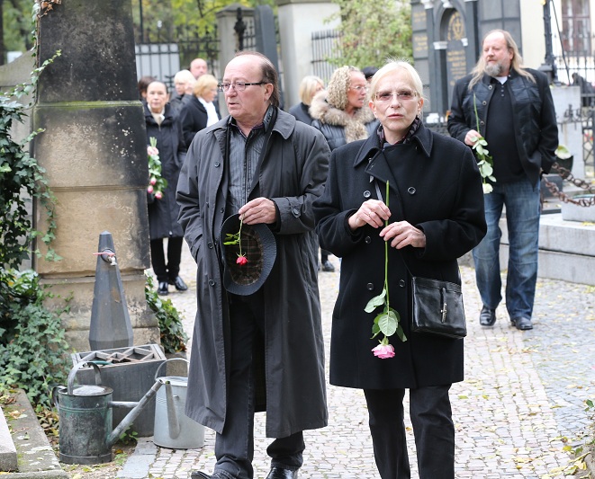 Petr Janda a vdova Marie přicházejí k hrobu.
