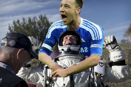 Fotbalista Chelsea John Terry se raduje s Baumgartnerem.