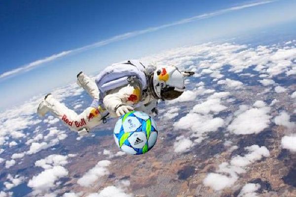 Baumgartner chytá nepovednou penaltu Sergia Ramose.