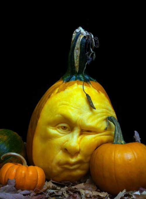 Znuděný výraz dýně určitě nekoresponduje s náladou, kterou prožívali tvůrci tohoto šklebu. 