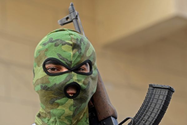 Maskovaný syrský rebel.