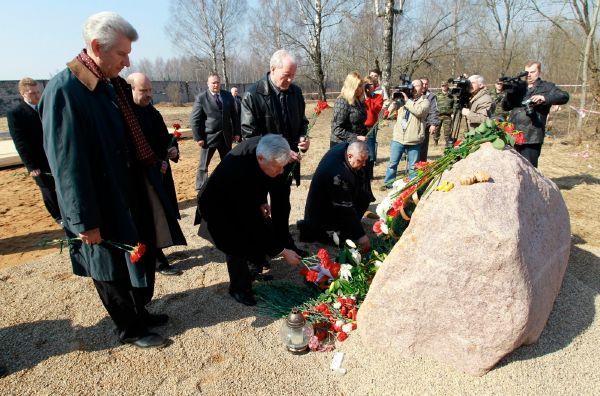 Jedna z polských delegací u památníku na místě tragédie polského letadla u Smolenska. 