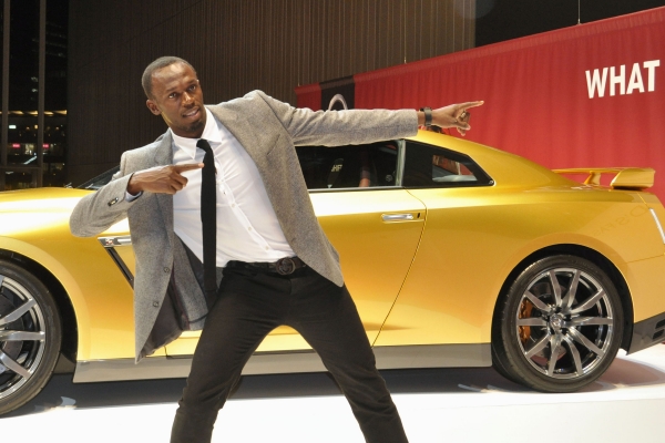 Usain Bolt miluje rychlost. Na oválu i za volantem.