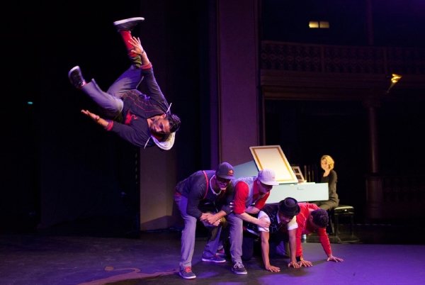 Členové skupiny Flying Steps kombinují vážnou hudbu a break dance.