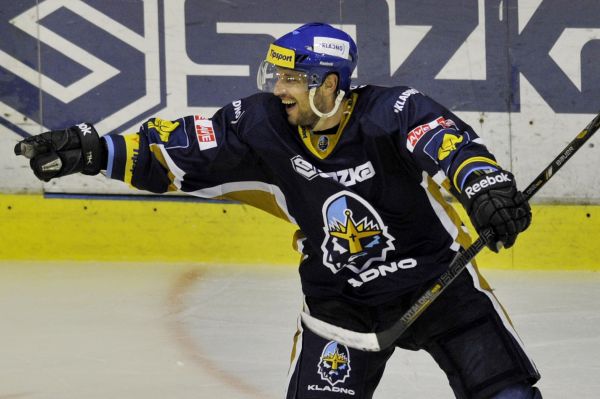 Slovenský reprezentant Marek Hovorka oslavuje gól v dresu Kladna. Slovenský reprezentant Marek Hovorka oslavuje gól v dresu Kladna.