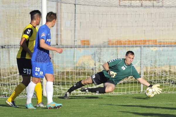 Vpravo brankář Rosic Patrik Lengál, vlevo Martin Živný z Rosic, uprostřed Josef Šural z Liberce.