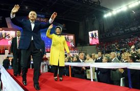 Premiér Erdogan s manželkou na sjezdu strany AKP.
