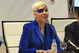 María de Villotaová přišla při nehodě svého monopostu o pravé oko.
